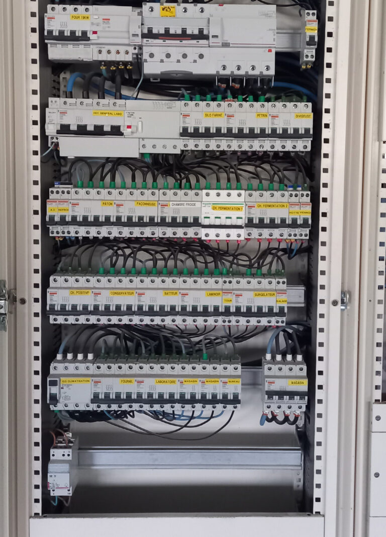 Tableau électrique moderne installé par un électricien.