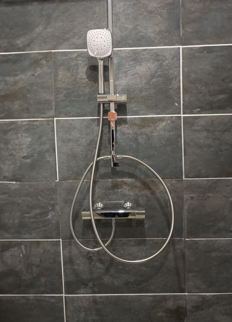 Douche encastrée installée par un plombier.