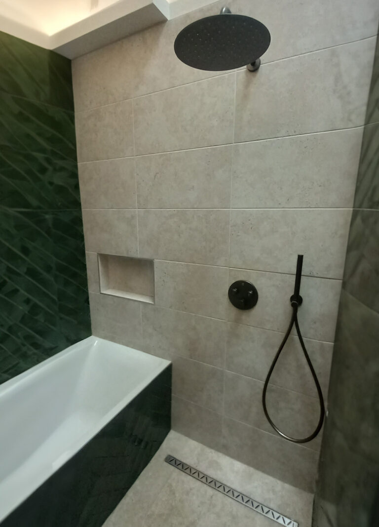 Douche à l'italienne installée par un plombier.