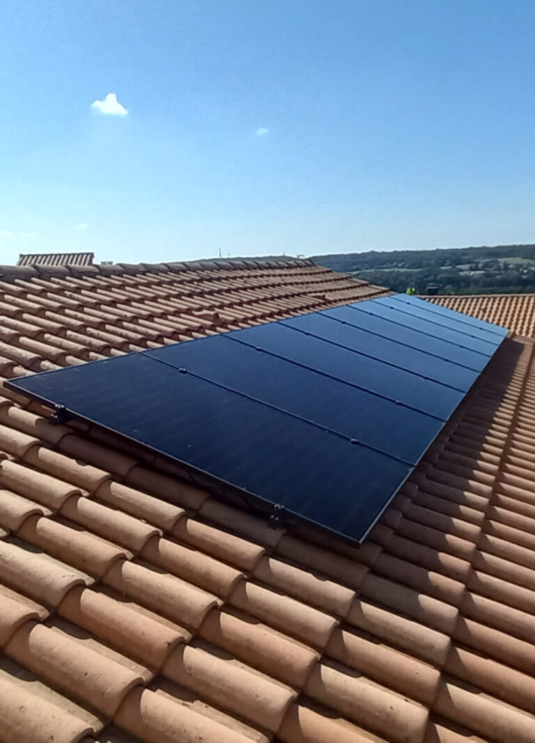 Panneaux solaires installés par un électricien.